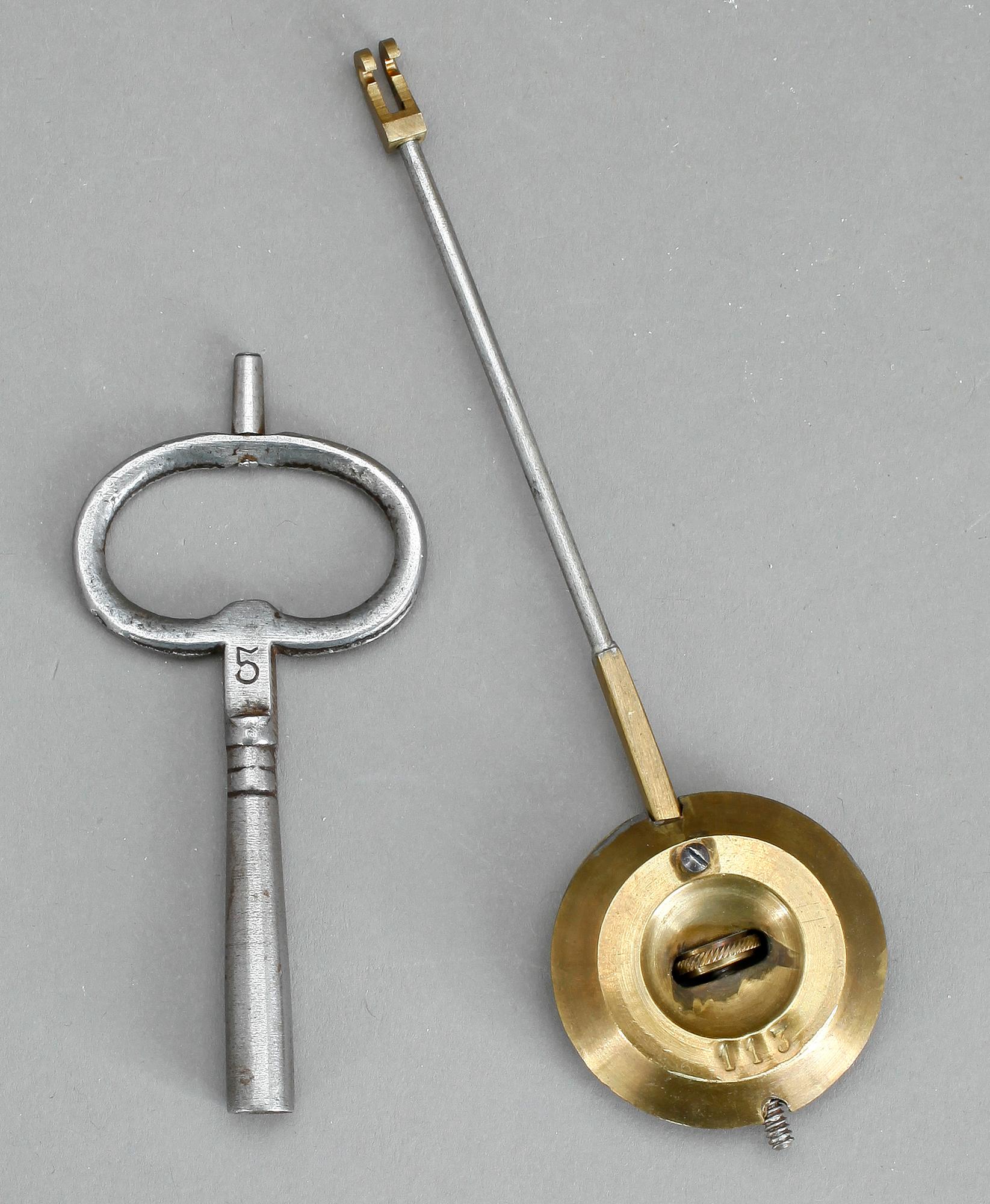 BORDSPENDYL, Louis XVI-stil, Frankrike, omkring 1900.