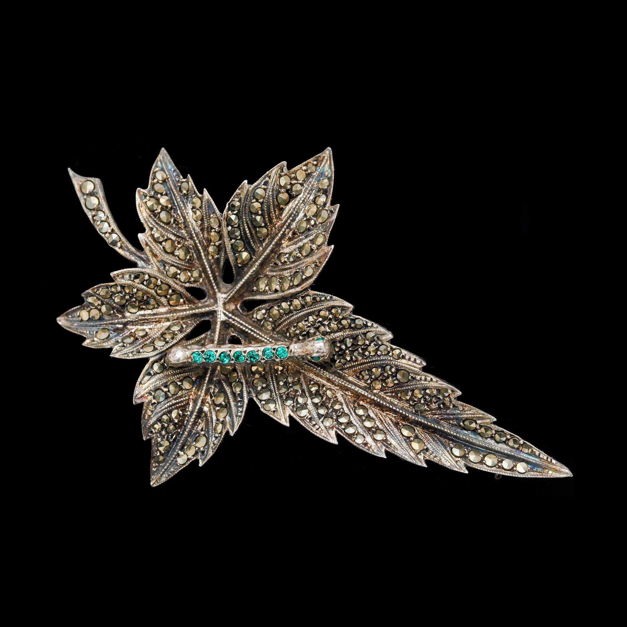 BROSCH, silver samt markasiter. 1900-tal. Vikt 17 g.