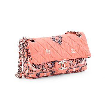 668. CHANEL, a pink quilted silk shoulder bag, "Flap bag".