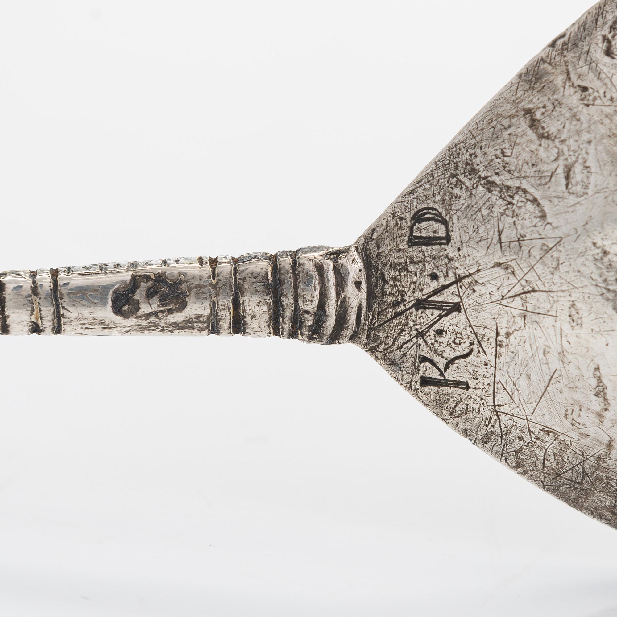 Brännvinssked, silver, barock, 1600-tal. Icke identifierad stämpel.