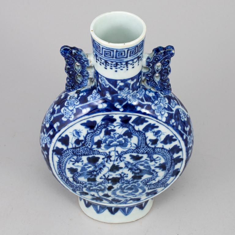 A blue and white moon flask, Qing dynasty, late 19th century.