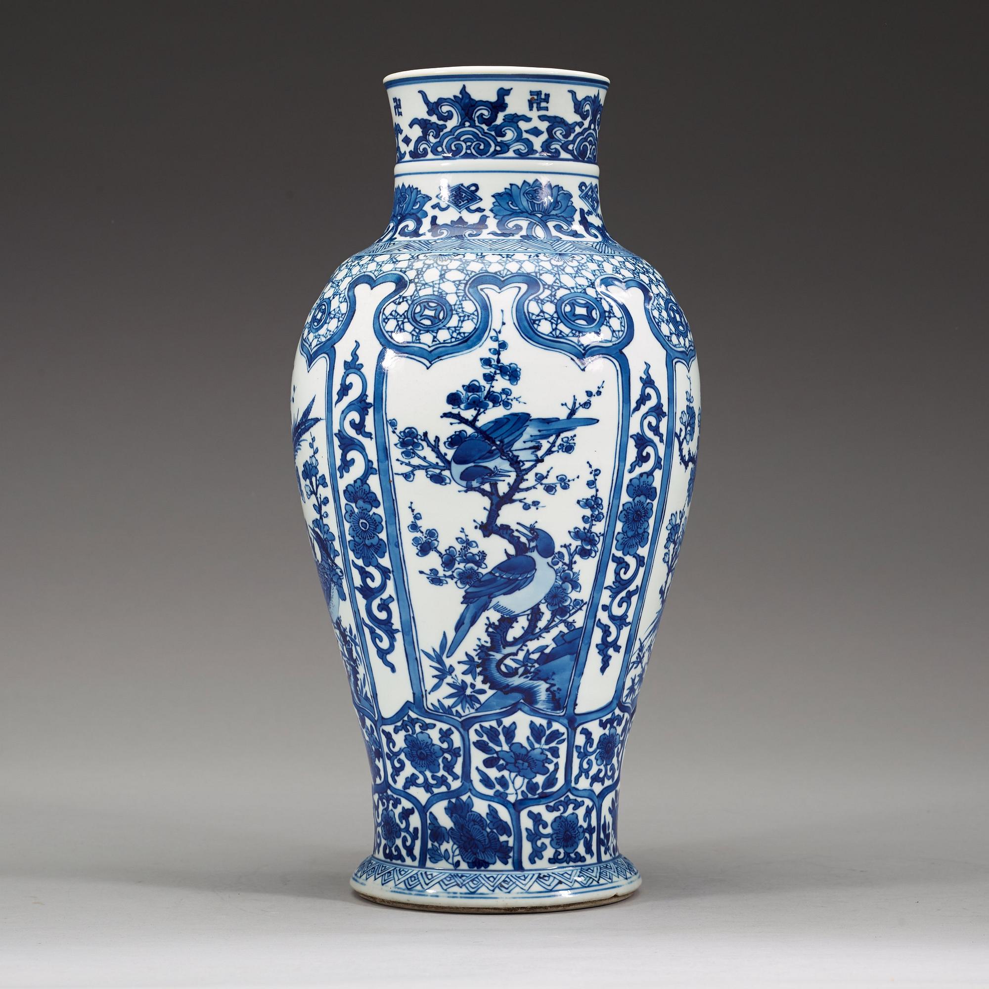 VAS, porslin. Qingdynastin, Kangxi (1662-1722).
