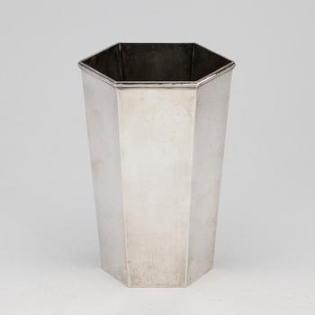 A Wiwen Nilsson hexagonal sterling vase, Lund 1956.