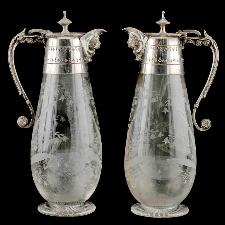 VINKANNOR, ett par, glas samt nysilver, omkring 1900.