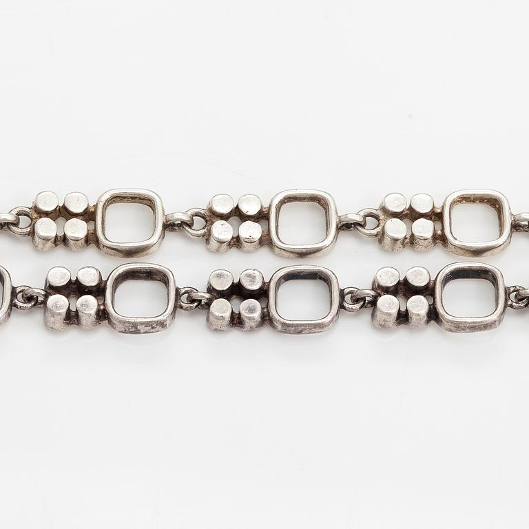 Jorma Laine, Rannekoru ja kaulakoru, hopeaa. Kultateollisuus, Turku 1966 ja 1971.