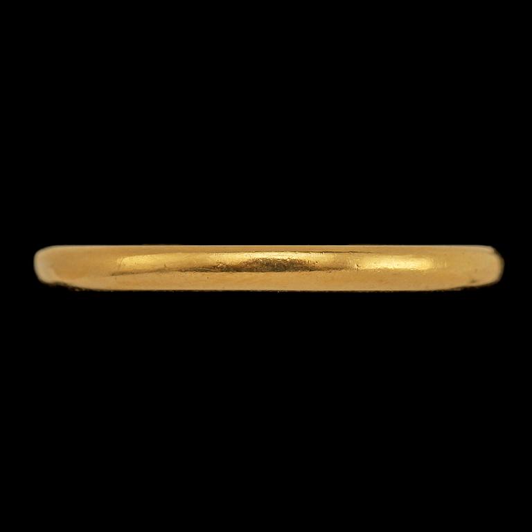 RINGAR, 2 st, guld varav en med odlad pärla, Göteborg, 1900-talets mitt. Tot vikt 7 g.