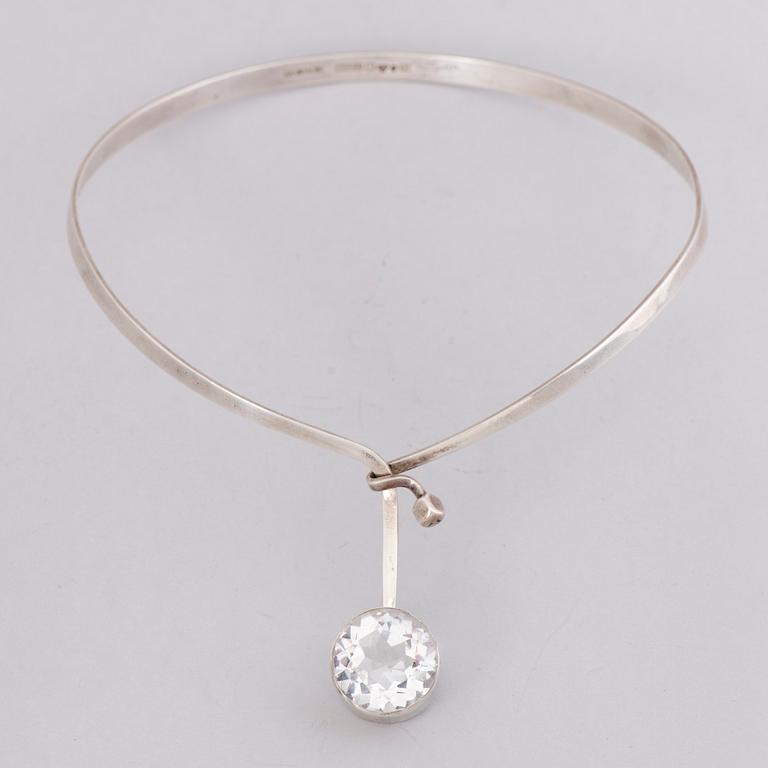 COLLIER, fasettslipad bergskristall, silver. Gussi, design Gert Thysell. Malmö, 1969.
