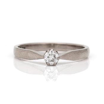 A ring with a round, brilliant-cut diamond.