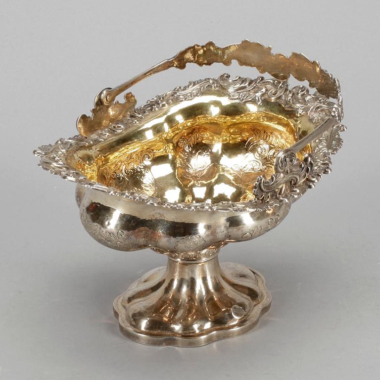 KONFEKTSKÅL, silver, Otto Roland Mellin, Helsingfors, (1860-1907). Vikt 382 gram.