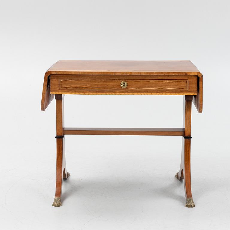 A mahogany veneered drop leaf table, early 19th Century.