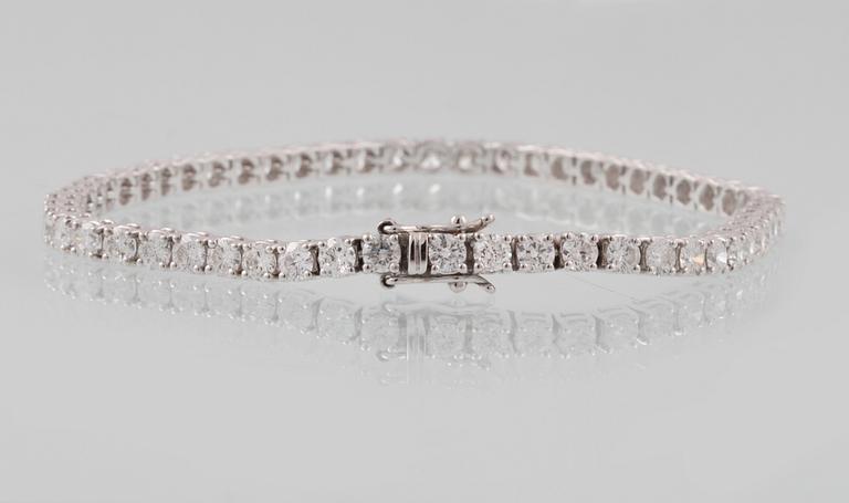 ARMBAND, 18K vitguld med 55 briljantslipade diamanter, ca 6.23 ct, Milano, Italien. Vikt 12,4 gram.