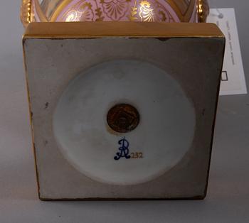 URNA, porslin, empirestil.