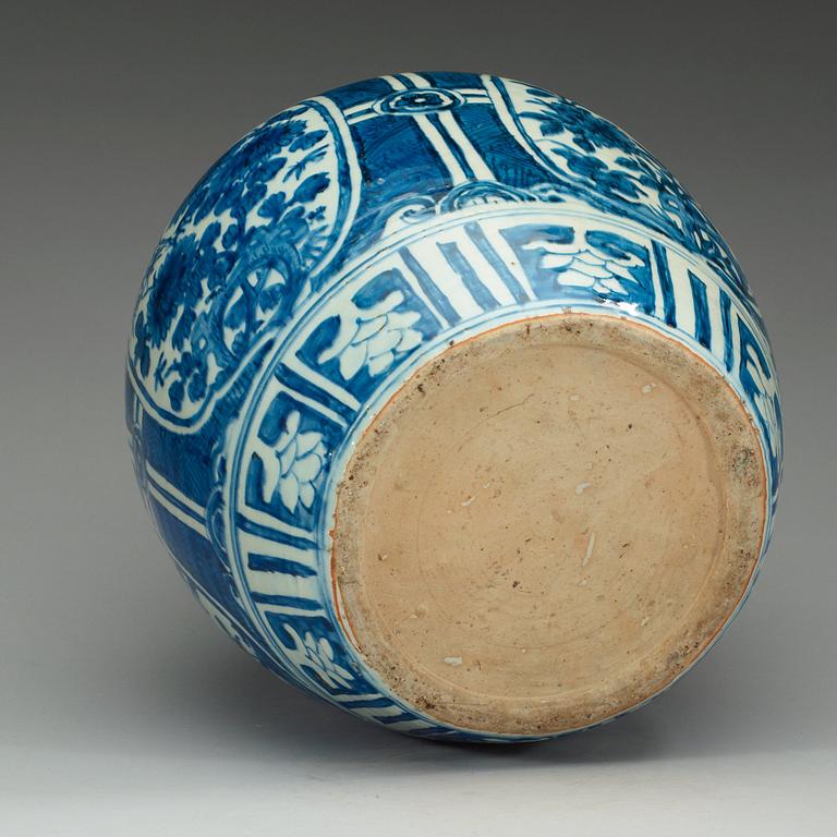 A blue and white jar, Ming dynasty Wanli (1572-1620).