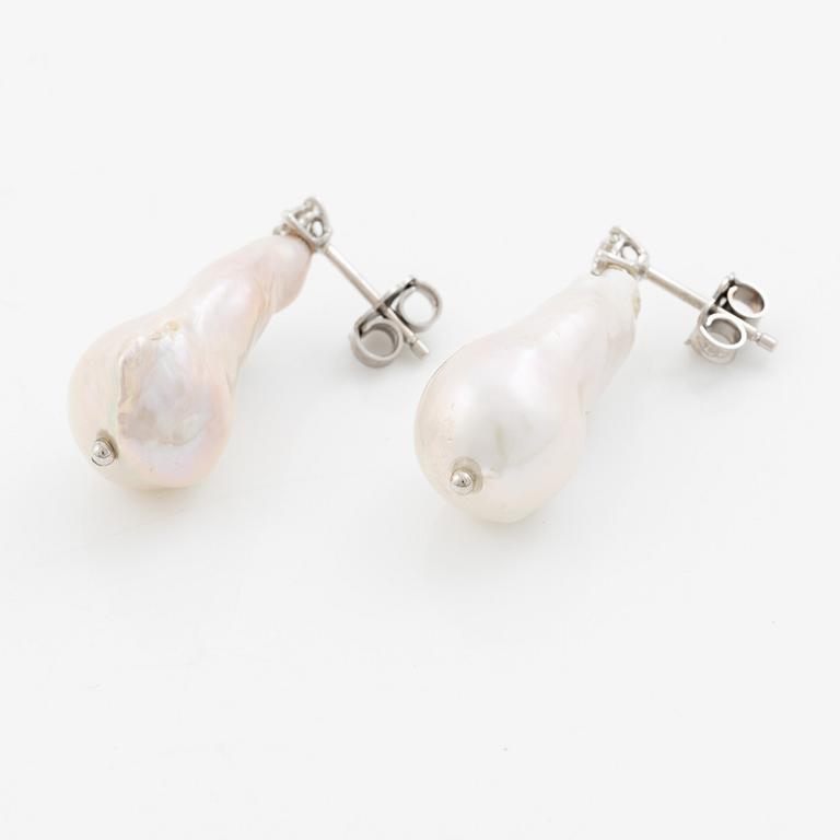 Earrings 18K white gold with cultured baroque-shaped freshwater pearls and brilliant-cut diamonds.