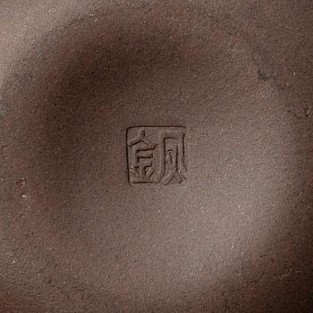 A group of three Chinese yixing teapots, 1980s.