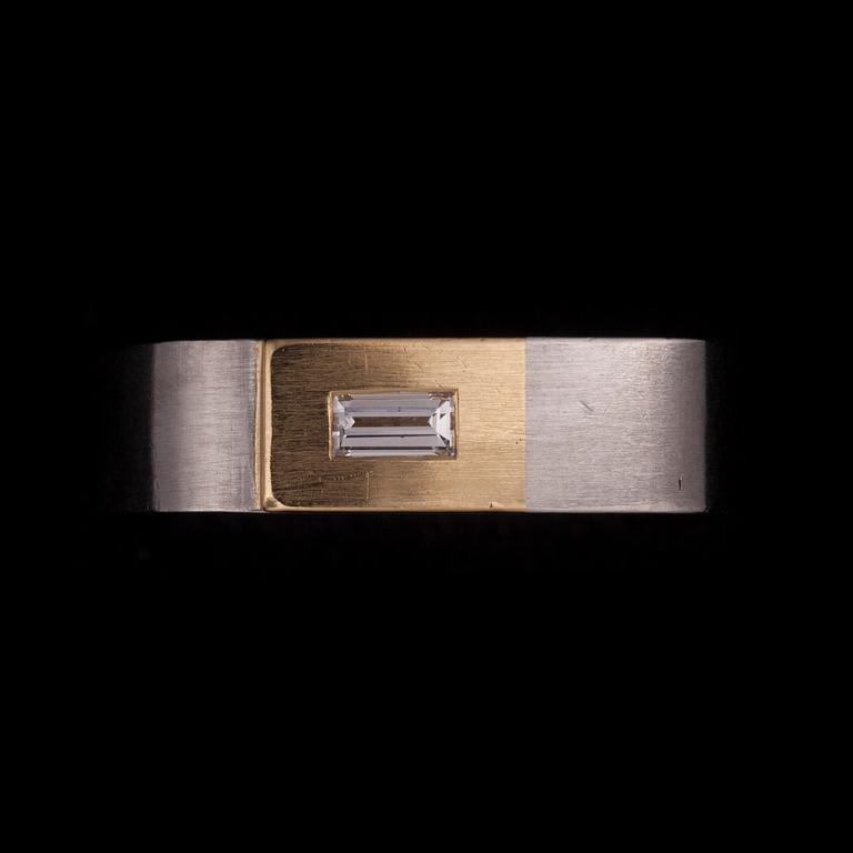 RING, platina, baguetteslipad diamant 0,36 ct. Vikt 13,4 g.