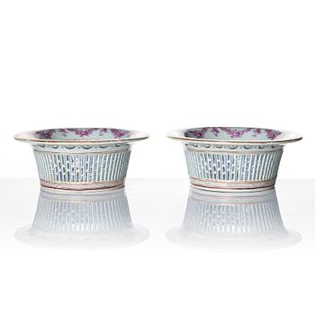 A pair of famille rose Chinese Export 'Shipping subject' chestnut baskets with stands, Qing dynasty, Jiaqing (1796-1820).