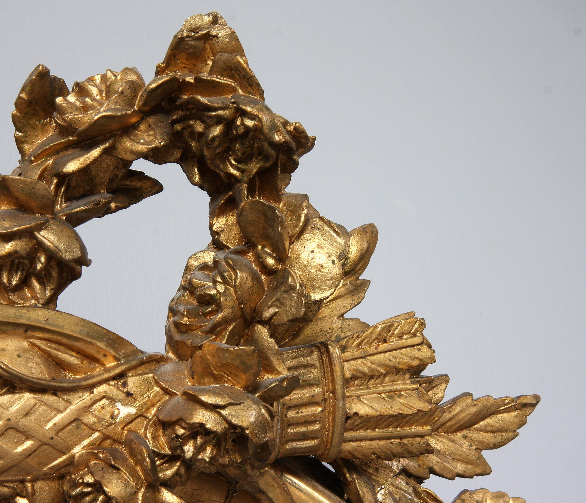 SPEGLAR, ett par, gustaviansk stil, omkring sekelskiftet 1800/1900.