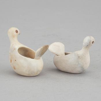 LARS PIRAK, saltripor med sked, ett par, renhorn, signerade.