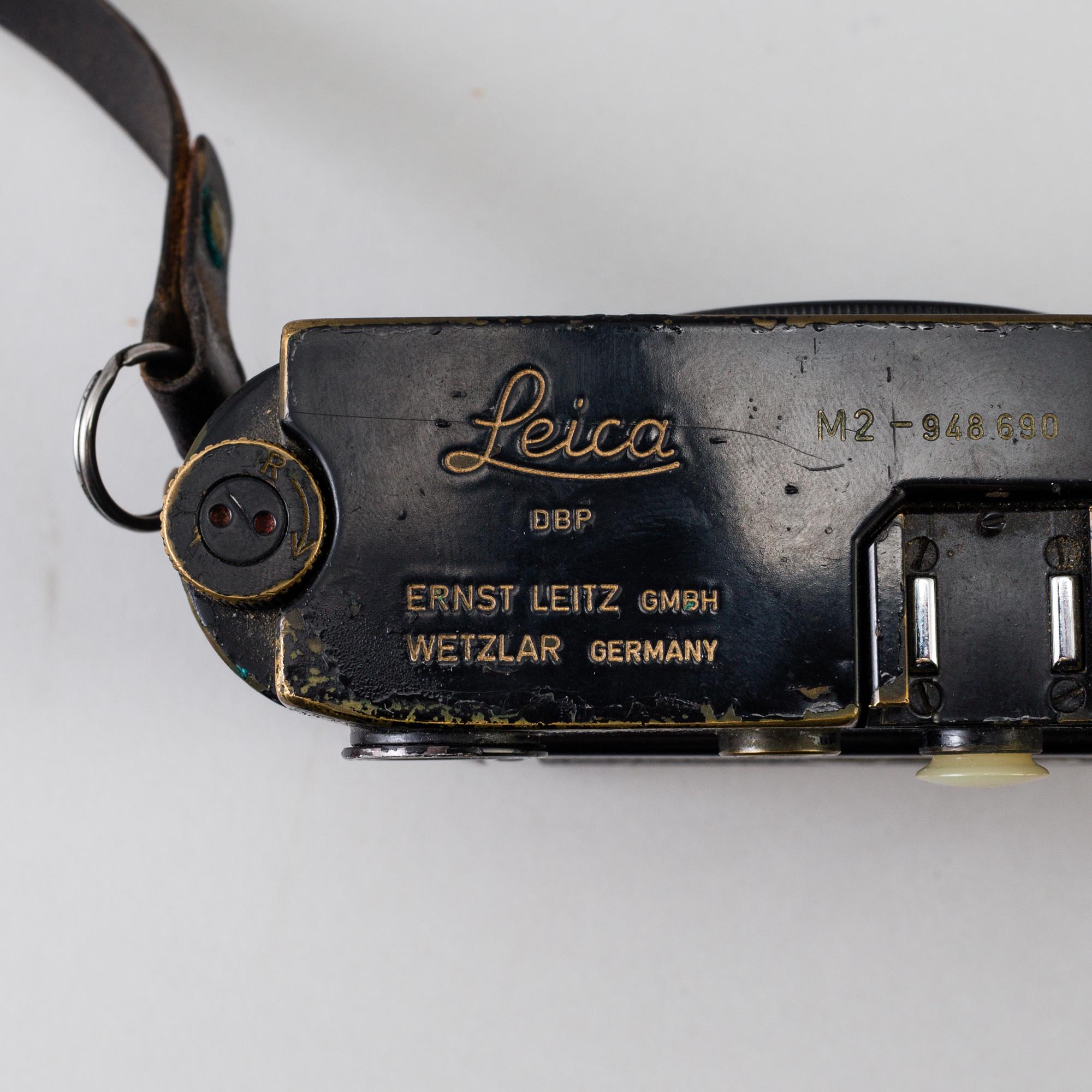 A black body Leica M2 camera nr 948690 from 1958 with Canon Lens 50 mm f:1.8 samt Ernst Leitz Elmar f=9 cm 1:4.