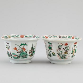 A pair of famille verte bowls, Qing dynasty.