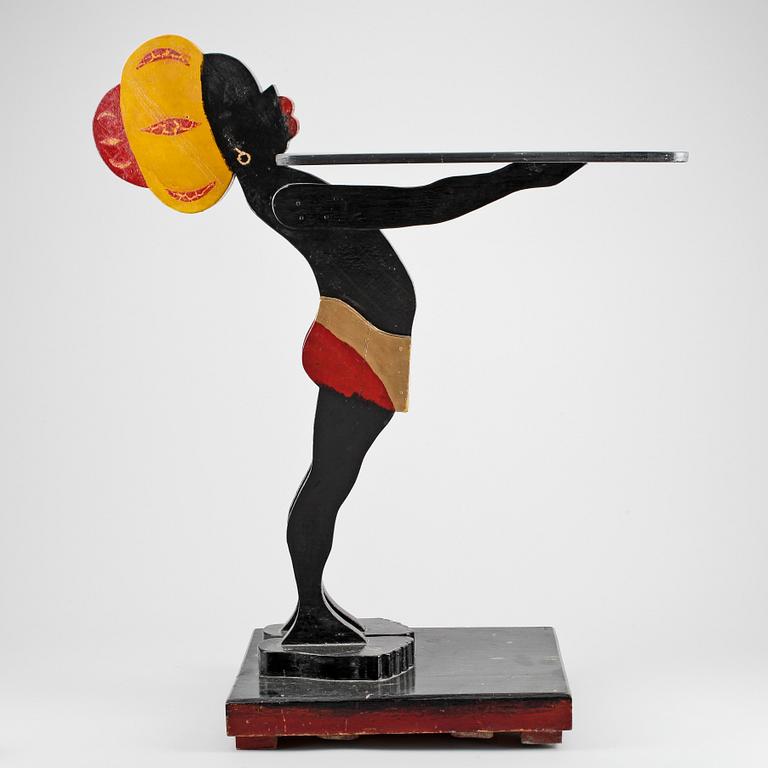 BETJÄNT, trä, 1900-tal.