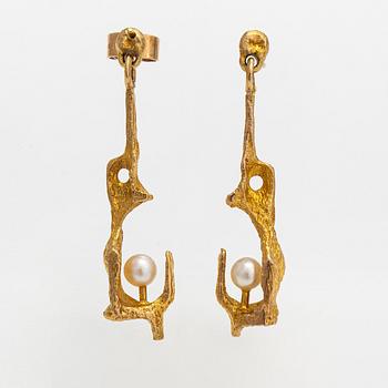 Björn Weckström, "By the springs", a pair of 18K gold and cultured pearls earrings. Lapponia 1964-1974.