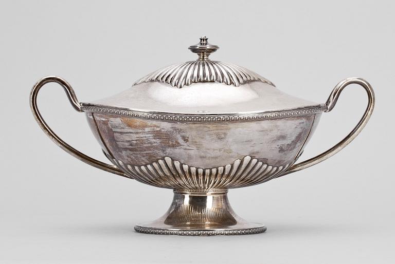 TERRIN MED LOCK, silver, empirstil, S & M Bensen, Danmark, 1900-tal. Totalvikt 1475 g.