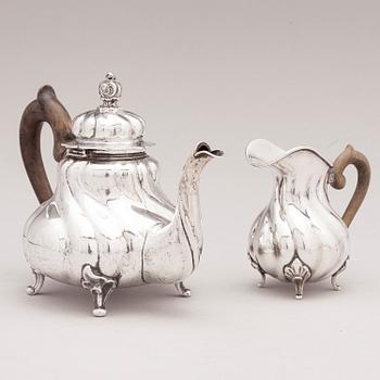 A silver teapot and milk jug with wooden handles, B. Schäfer, Dresden. Mahd. yhd 1222883.