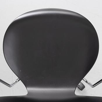 Arne Jacobsen, a model 3217 "Seven" desk chair, Fritz Hansen, Denmark, 1999.