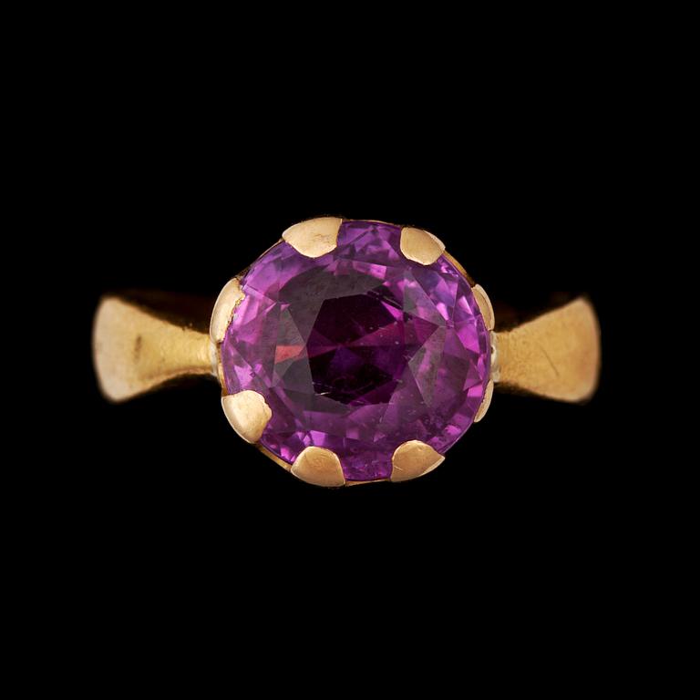A pink sapphire 3.80 ct ring.