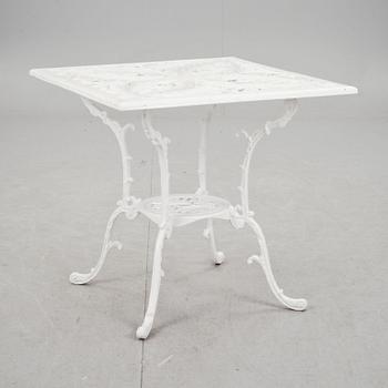 TRÄDGÅRDSGRUPP, 5 delar.  Chippendale-stil. 1900-talets andra hälft.