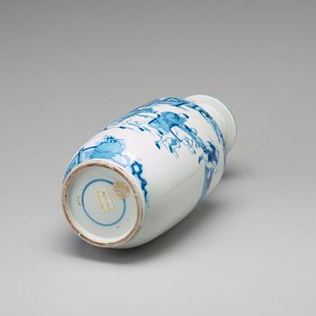 A blue and white roleau vase, Qing dynasty, 19th Century.