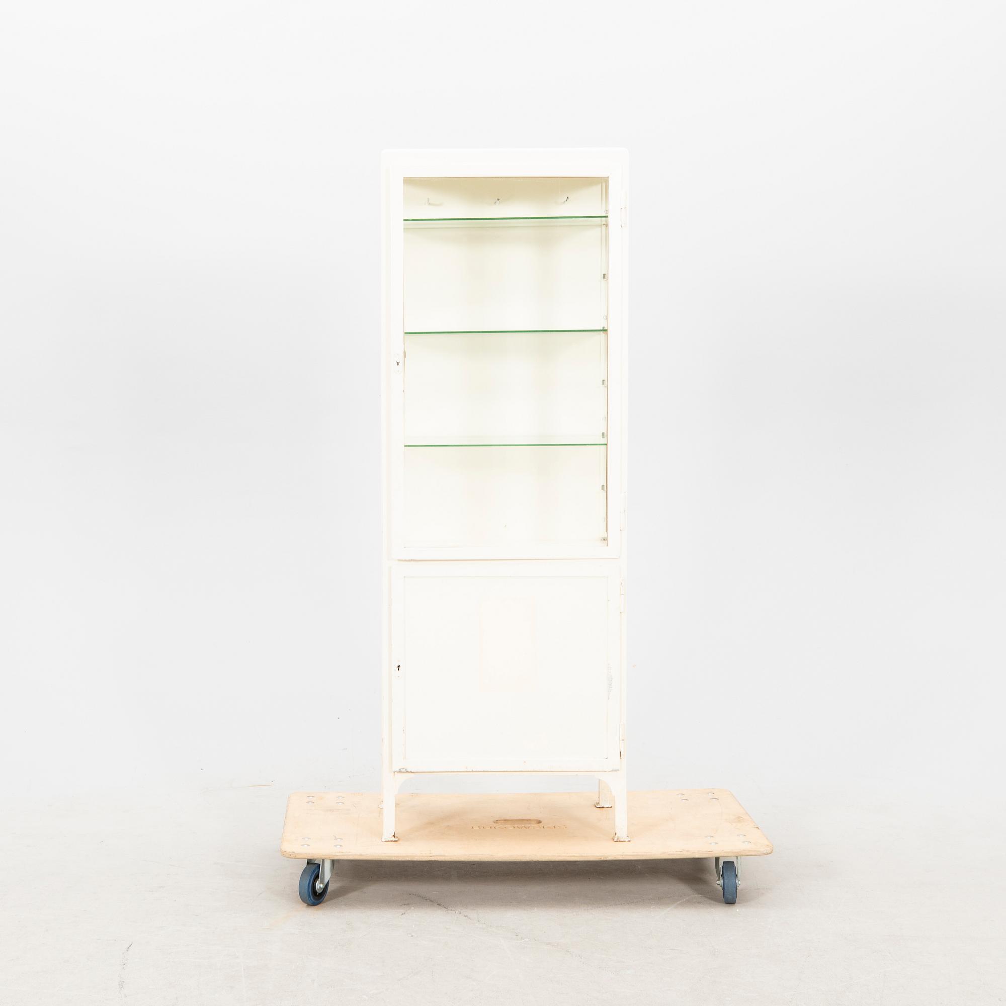 Läkarskåp Mellaneuropa 1900-talets mitt.