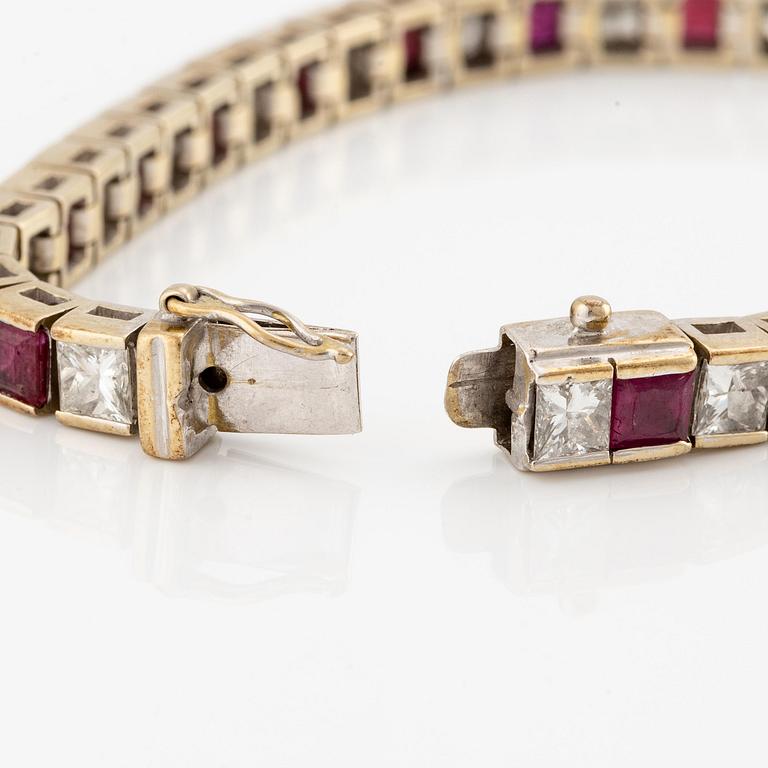 A bracelet in 18K white gold with rubies and princess-cut diamonds.