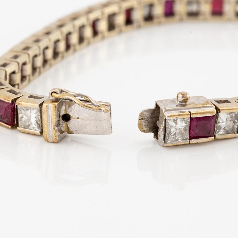 Armband 18K vitguld med rubiner och prinsesslipade diamanter.