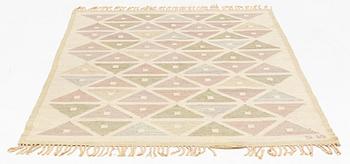 A flat weave, signed SB. 215 x 150 cm.