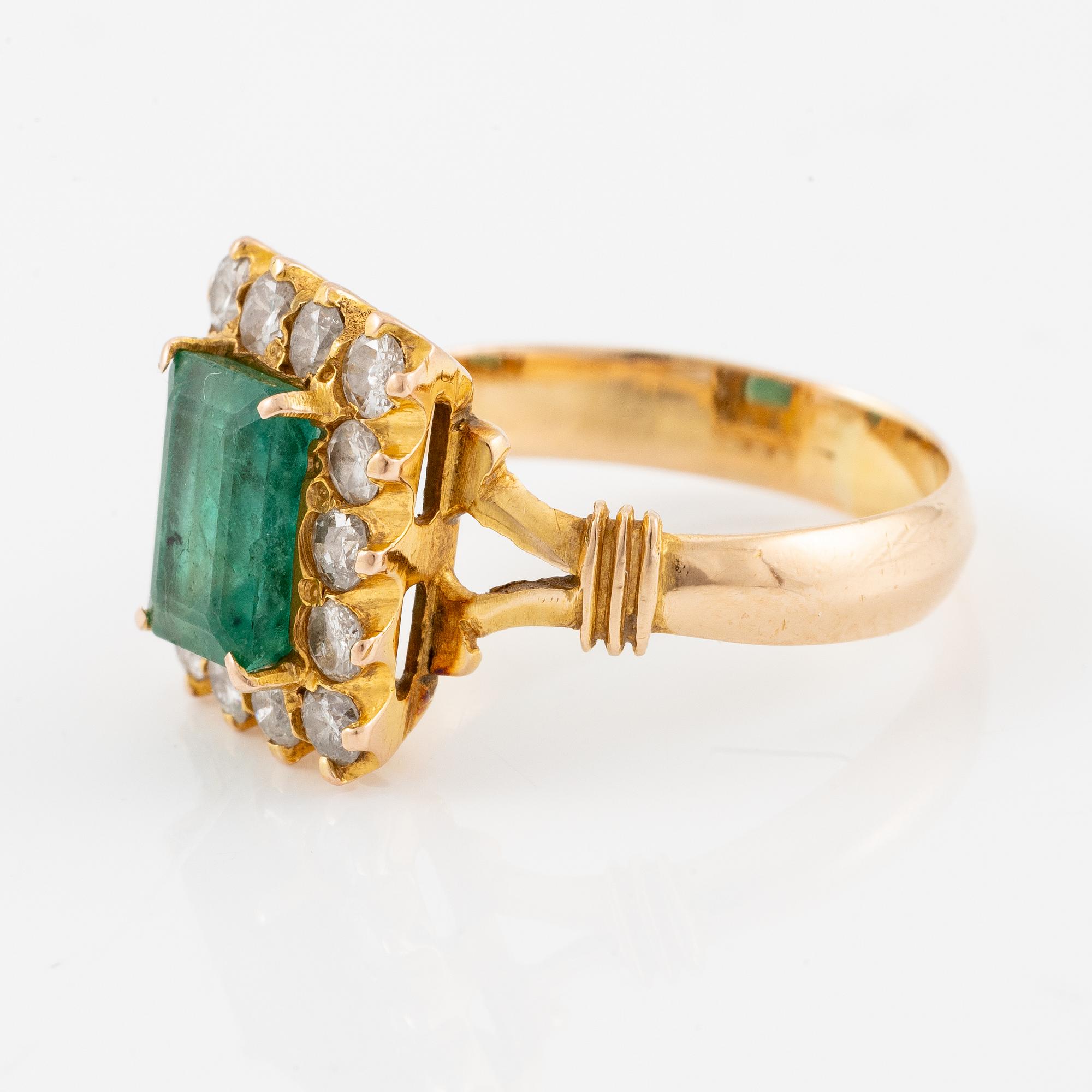Ring 14K guld med en fasettslipad smaragd och runda briljantslipade diamanter.