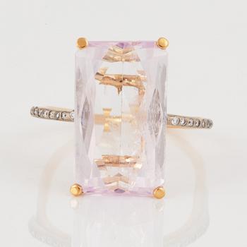 COCKTAILRING, med kunzit och briljantslipade diamanter.