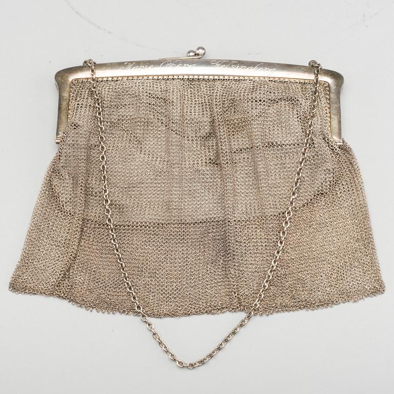 A SILVER EWENING BAG.