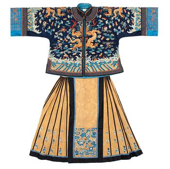 315. ROBE AND SKIRT, silk. The height of the robe is 64 cm, the height of the skirt 93 cm. China the beginning of the 20th century.