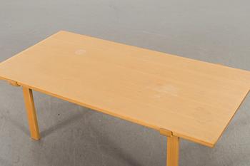 PETER HVIDT & ORLA MØLGAARD NIELSEN, a coffee table for Fritz Hansen 1982.