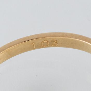 RING, 18K guld med briljantslipad diamant 1.03 ct. Vikt 2,9 gram.