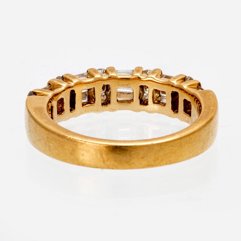 Ring 18K guld med diamanter rund briljant samt baguetteslipade.