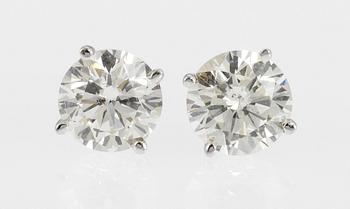 672. EARRINGS, brilliant cut diamonds, total weight 2.03 cts.