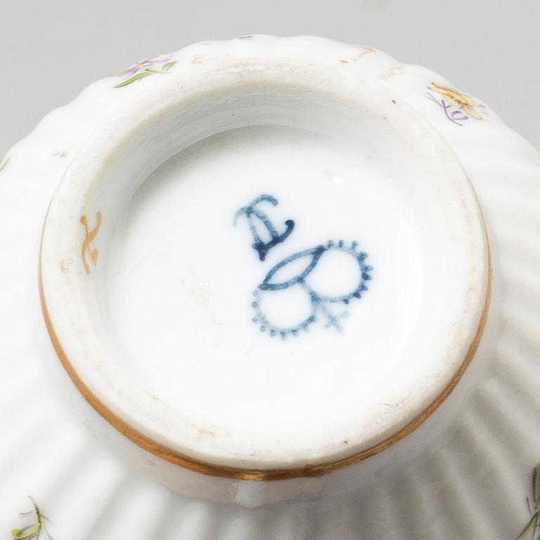 Four (2+2) custard cups with cover, soft paste and porcelain, Frankenthal and Mennecy-Villery, end of 18th century.