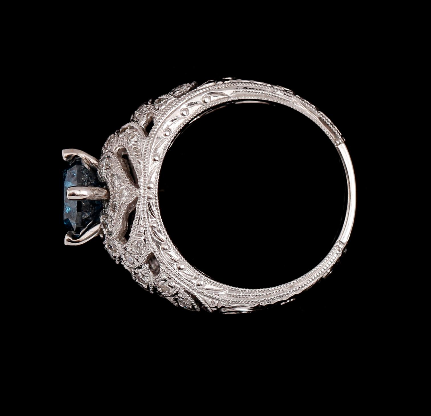RING, 18 k vitguld, briljantslipad diamant ca 1.92 ct, mindre diamanter tot ca 0.75 ct. Tot. ca 2.67 ct.