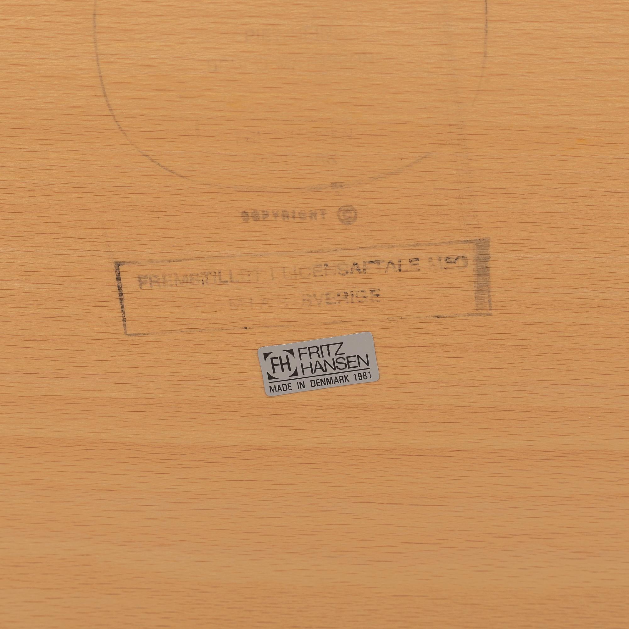 A 'Superellips' table by Bruno Mathsson and Piet Hein, Fritz Hansen, 1981.