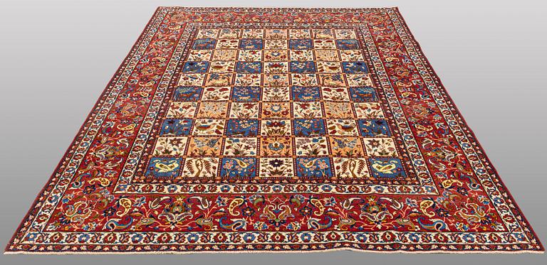 An Isfahan carpet, approx. 284 x 235 cm.