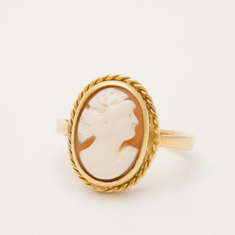 RING, 18K gold  with shell cameo.
